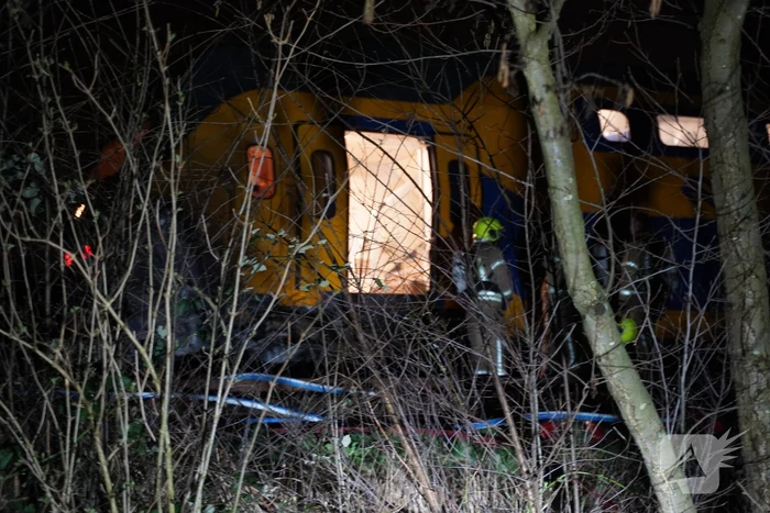 Dode na ongeval met trein, auto vliegt in brand