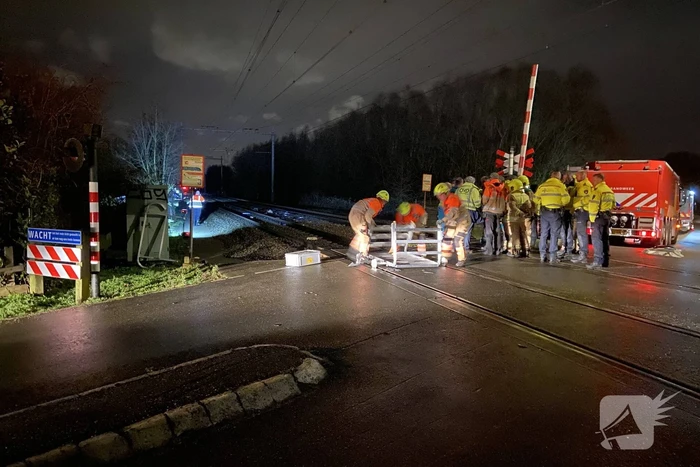 Dode na ongeval met trein, auto vliegt in brand