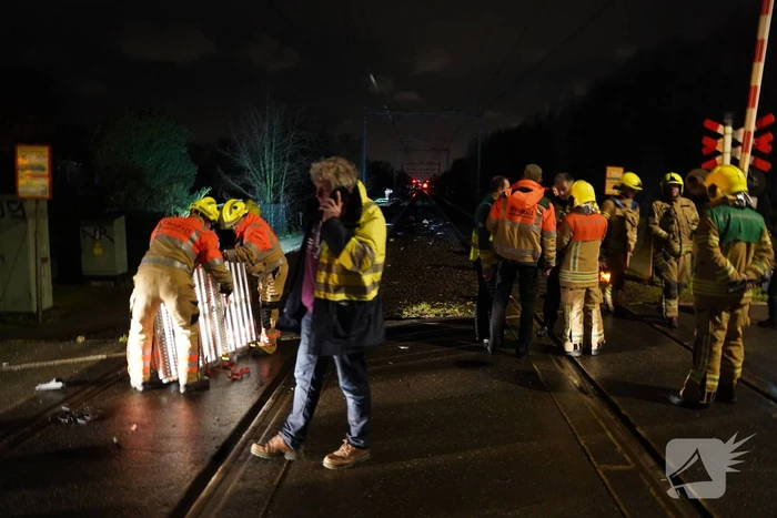 Dode na ongeval met trein, auto vliegt in brand