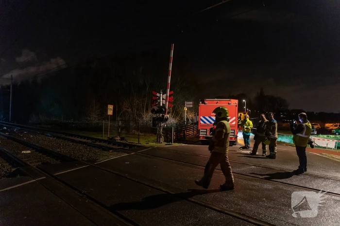 Dode na ongeval met trein, auto vliegt in brand