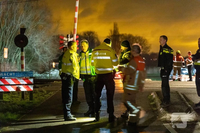 Dode na ongeval met trein, auto vliegt in brand