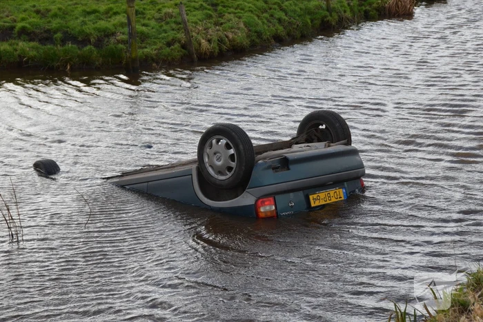 Auto slaat over de kop en raakt te water