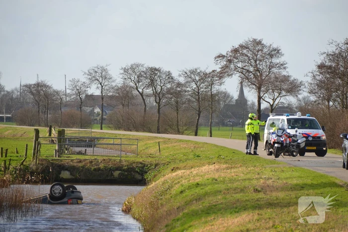 Auto slaat over de kop en raakt te water