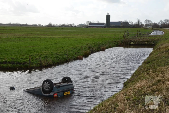 Auto slaat over de kop en raakt te water
