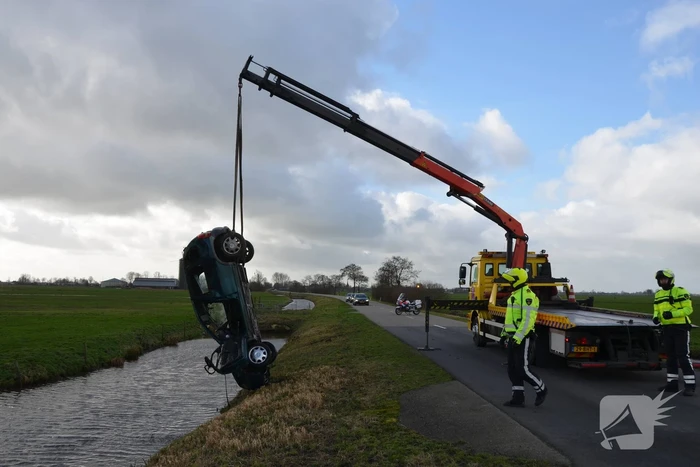 Auto slaat over de kop en raakt te water
