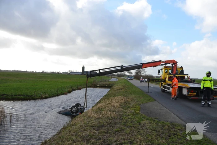 Auto slaat over de kop en raakt te water