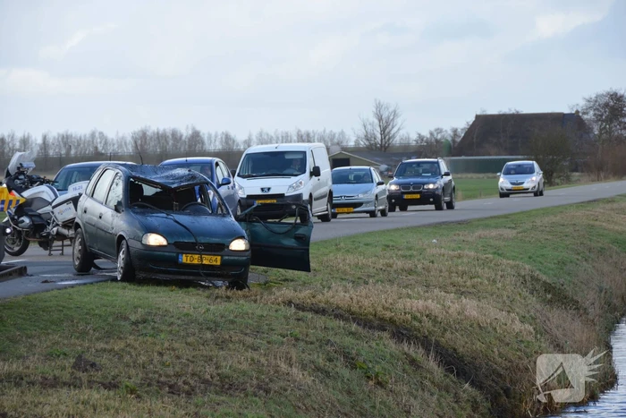 Auto slaat over de kop en raakt te water