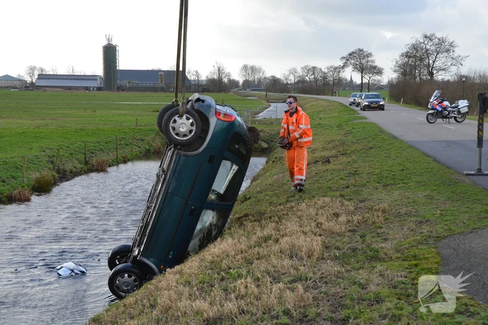 Auto slaat over de kop en raakt te water