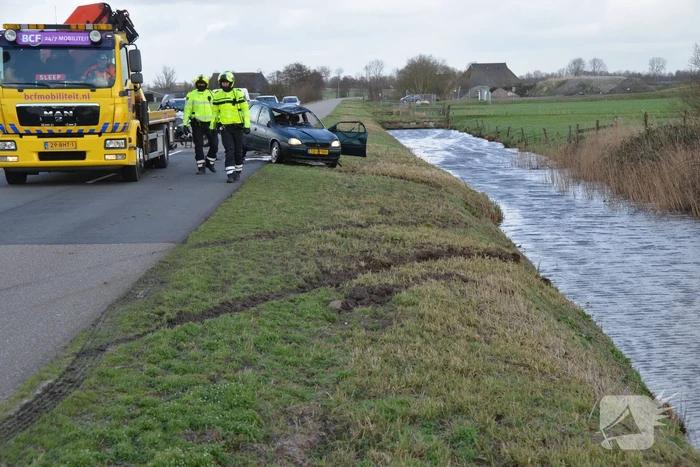 Auto slaat over de kop en raakt te water