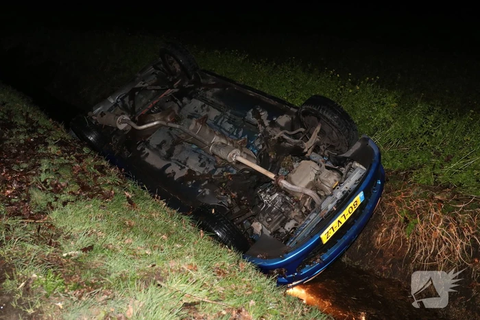 Auto belandt in de sloot