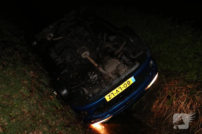 Auto belandt in de sloot