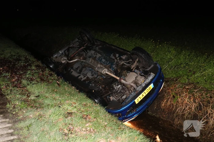 Auto belandt in de sloot
