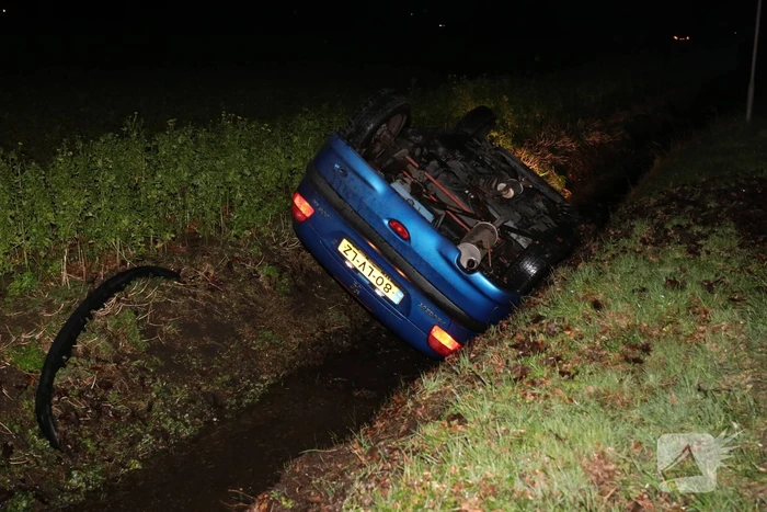 Auto belandt in de sloot