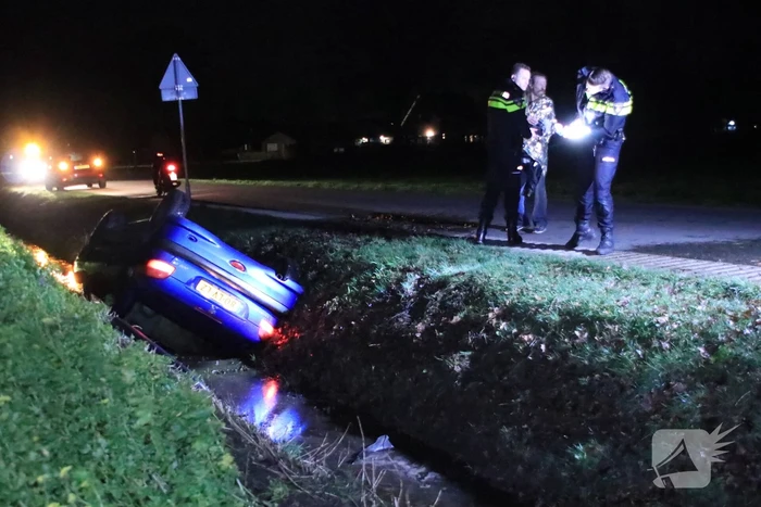 Auto belandt in de sloot
