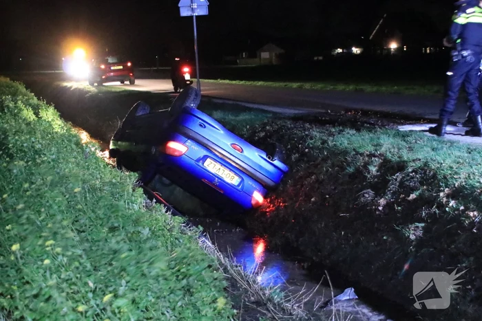 Auto belandt in de sloot