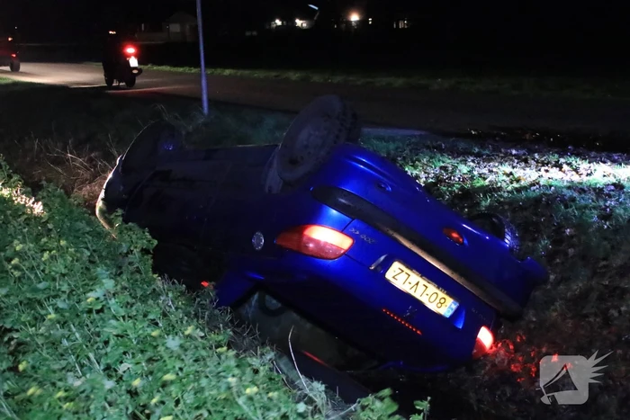 Auto belandt in de sloot