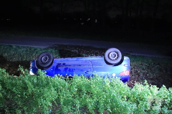 Auto belandt in de sloot