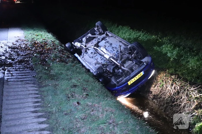 Auto belandt in de sloot