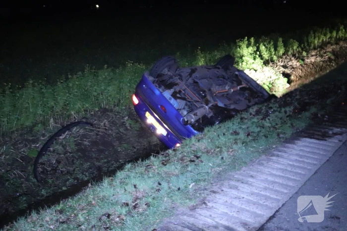 Auto belandt in de sloot