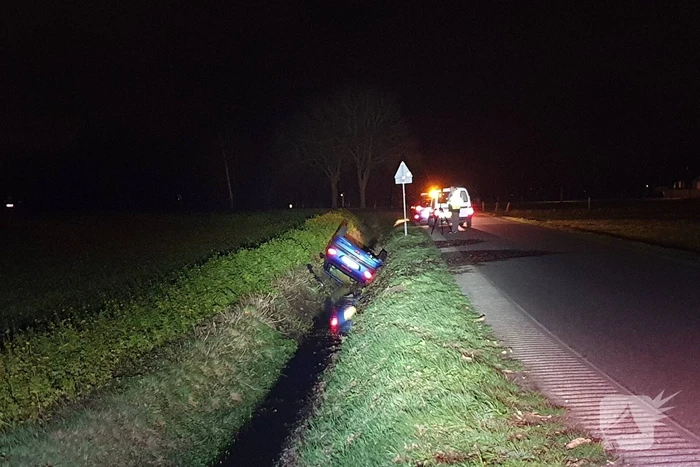 Auto belandt in de sloot