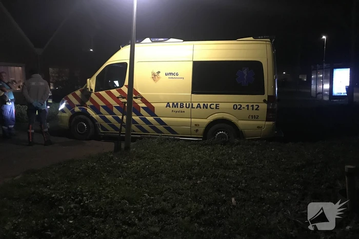 Ambulance komt vast te zitten in grasveld