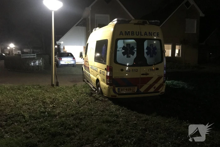 Ambulance komt vast te zitten in grasveld
