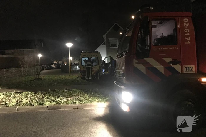 Ambulance komt vast te zitten in grasveld