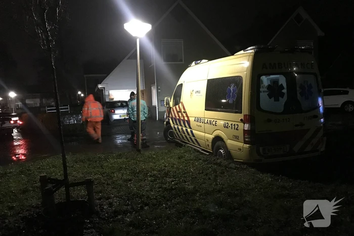 Ambulance komt vast te zitten in grasveld
