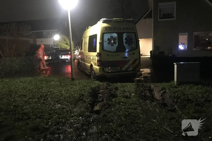 Ambulance komt vast te zitten in grasveld