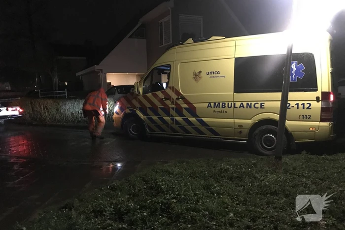 Ambulance komt vast te zitten in grasveld