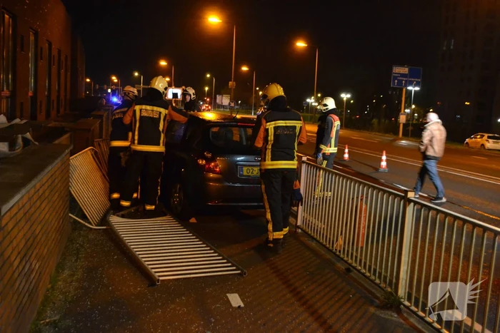 Automobilist ramt hekken en eindigt op fietspad