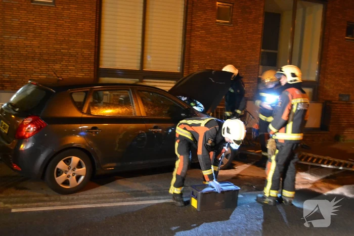 Automobilist ramt hekken en eindigt op fietspad