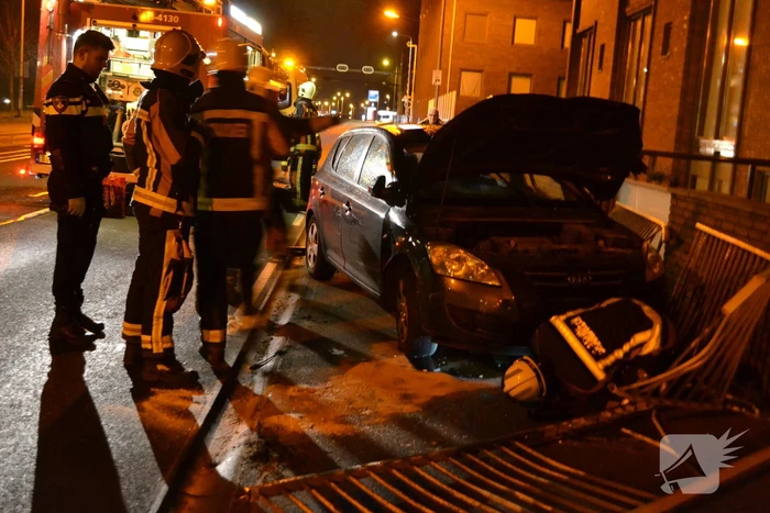 Automobilist ramt hekken en eindigt op fietspad