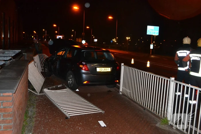 Automobilist ramt hekken en eindigt op fietspad