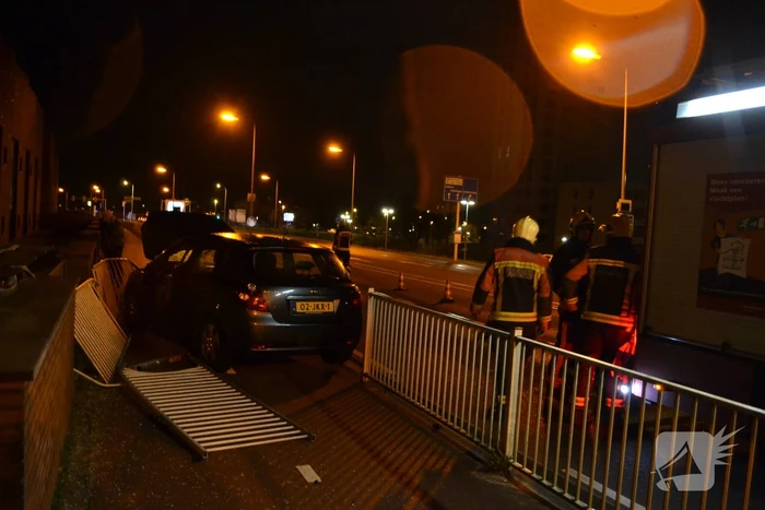 Automobilist ramt hekken en eindigt op fietspad