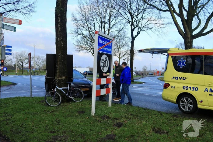 Overstekende fietser botst op auto