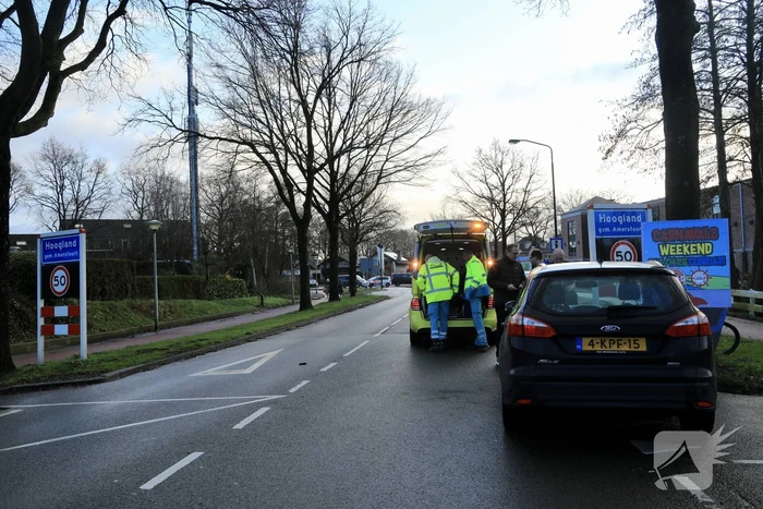 Overstekende fietser botst op auto