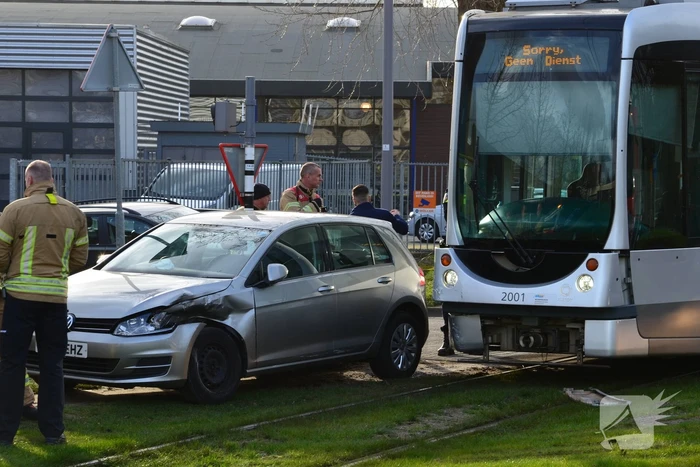 Tram en personenauto botsen op elkaar