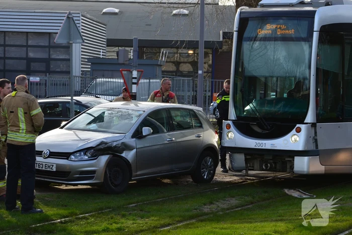 Tram en personenauto botsen op elkaar