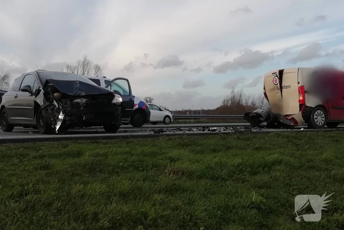 Auto botst op bestelwagen