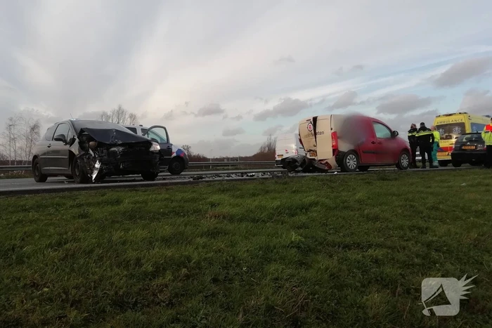Auto botst op bestelwagen
