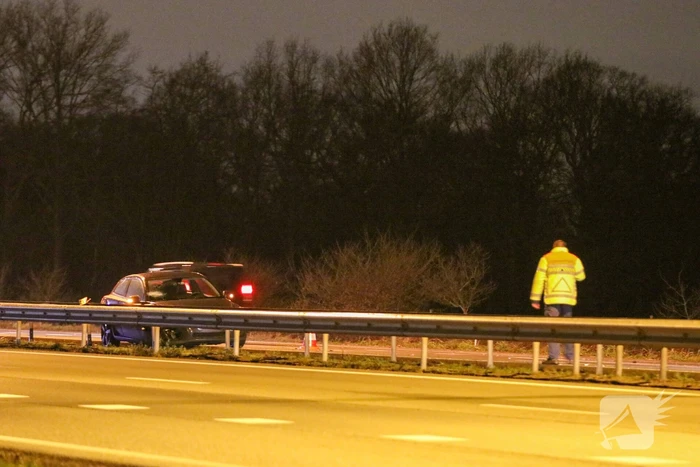 Auto achterstevoren tegen vangrail op snelweg
