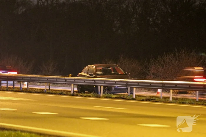 Auto achterstevoren tegen vangrail op snelweg