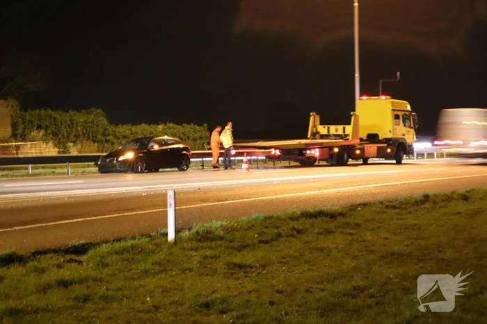 Auto achterstevoren tegen vangrail op snelweg