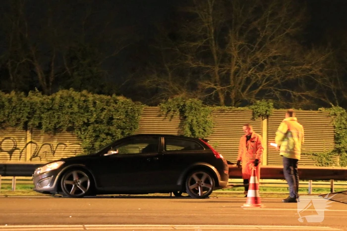 Auto achterstevoren tegen vangrail op snelweg