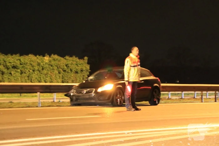 Auto achterstevoren tegen vangrail op snelweg