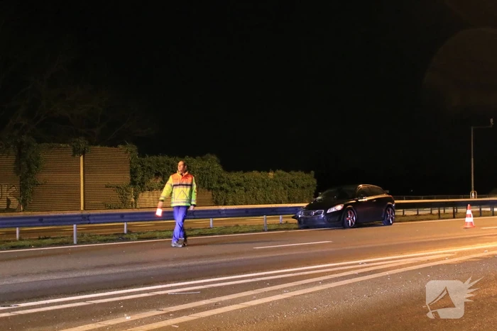 Auto achterstevoren tegen vangrail op snelweg