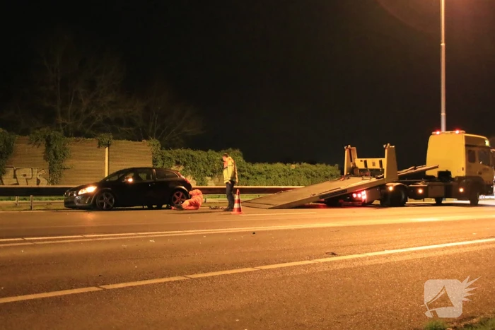Auto achterstevoren tegen vangrail op snelweg
