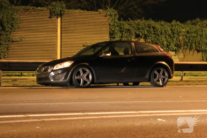 Auto achterstevoren tegen vangrail op snelweg