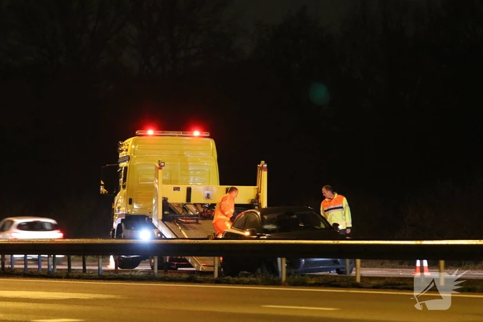 Auto achterstevoren tegen vangrail op snelweg